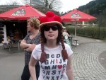 Fotografia: Karina przystrojona w symbol Schwarzwaldu - czerwony kapelusz Bollenhut
